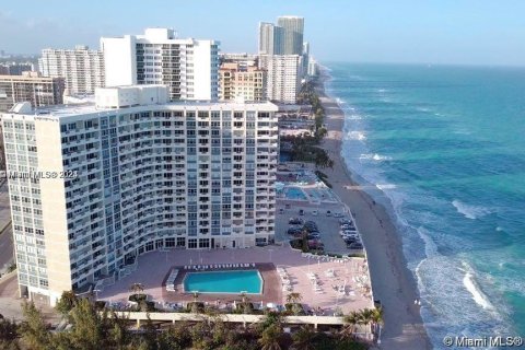 Condo in Hallandale Beach, Florida, 1 bedroom  № 1372348 - photo 2