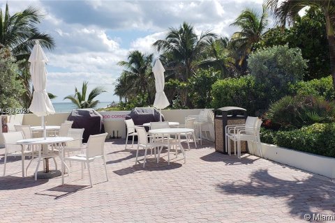 Condo in Hallandale Beach, Florida, 1 bedroom  № 1372348 - photo 24