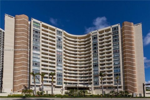 Condo in Hallandale Beach, Florida, 1 bedroom  № 1372348 - photo 1