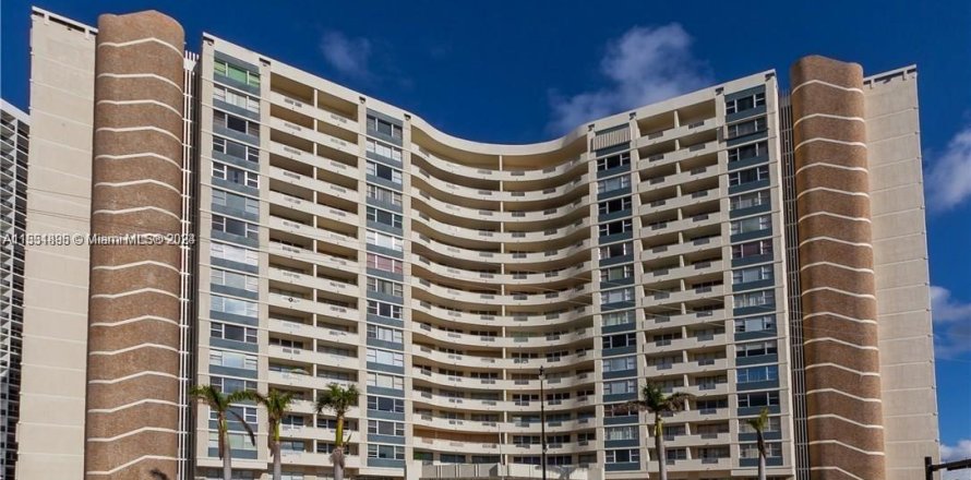 Condo in Hallandale Beach, Florida, 1 bedroom  № 1372348