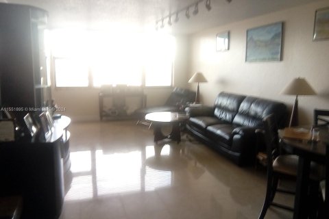 Condo in Hallandale Beach, Florida, 1 bedroom  № 1372348 - photo 5