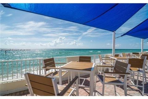 Condo in Hallandale Beach, Florida, 1 bedroom  № 1372348 - photo 25