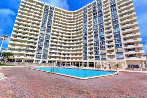 Condo in Hallandale Beach, Florida, 1 bedroom  № 1372348 - photo 23