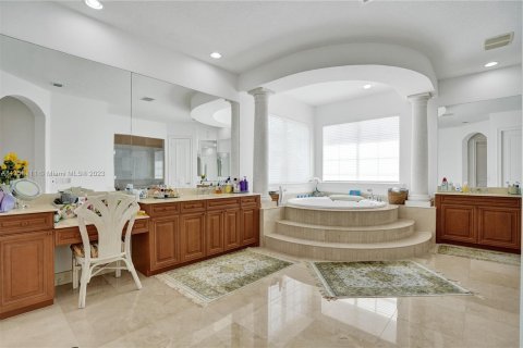 House in Hollywood, Florida 7 bedrooms, 656.45 sq.m. № 424007 - photo 16