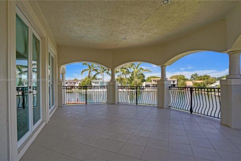 House in Hollywood, Florida 7 bedrooms, 656.45 sq.m. № 424007 - photo 19