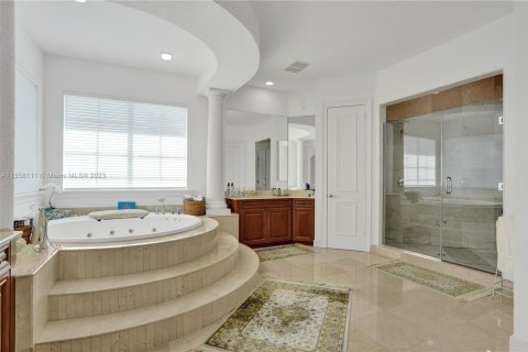 Villa ou maison à vendre à Hollywood, Floride: 7 chambres, 656.45 m2 № 424007 - photo 17