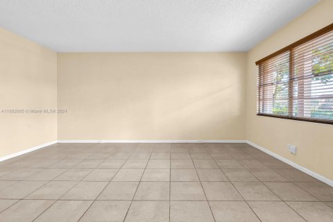 Condo in Pembroke Pines, Florida, 2 bedrooms  № 1375499 - photo 7