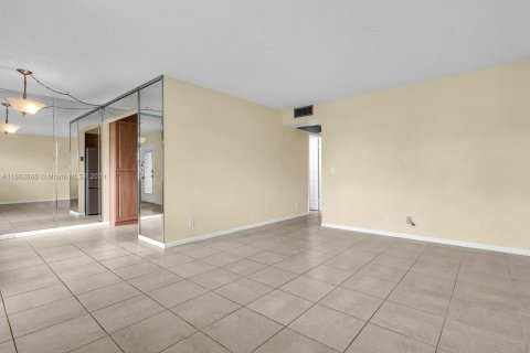 Copropriété à vendre à Pembroke Pines, Floride: 2 chambres, 88.54 m2 № 1375499 - photo 9