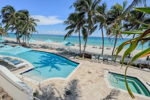 Condo in Hollywood, Florida, 3 bedrooms  № 1375771 - photo 29