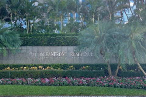 Condo in Hollywood, Florida, 3 bedrooms  № 1375771 - photo 1