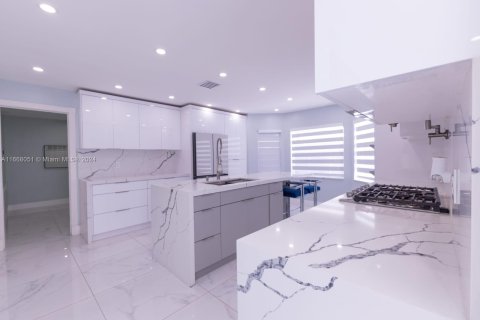 House in Miami, Florida 5 bedrooms, 193.89 sq.m. № 1386277 - photo 10