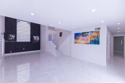 Casa en venta en Miami, Florida, 5 dormitorios, 193.89 m2 № 1386277 - foto 29