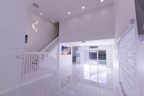 Casa en venta en Miami, Florida, 5 dormitorios, 193.89 m2 № 1386277 - foto 2