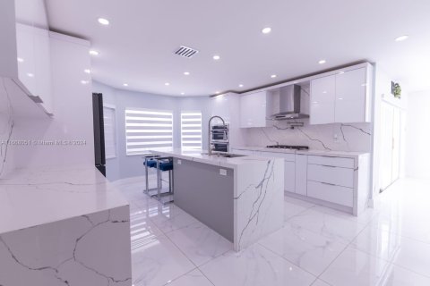 Casa en venta en Miami, Florida, 5 dormitorios, 193.89 m2 № 1386277 - foto 8