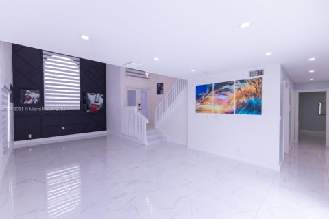 Casa en venta en Miami, Florida, 5 dormitorios, 193.89 m2 № 1386277 - foto 28