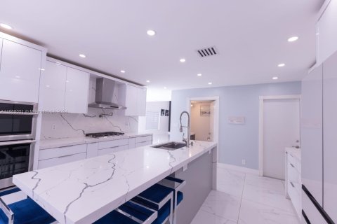 Casa en venta en Miami, Florida, 5 dormitorios, 193.89 m2 № 1386277 - foto 12