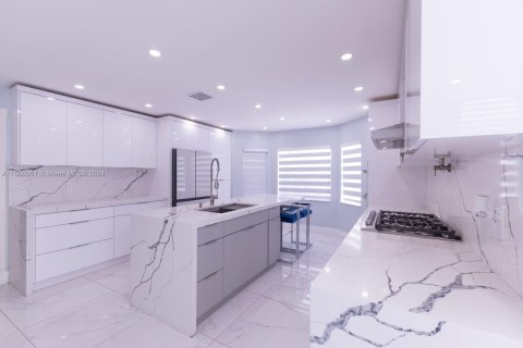 Casa en venta en Miami, Florida, 5 dormitorios, 193.89 m2 № 1386277 - foto 11