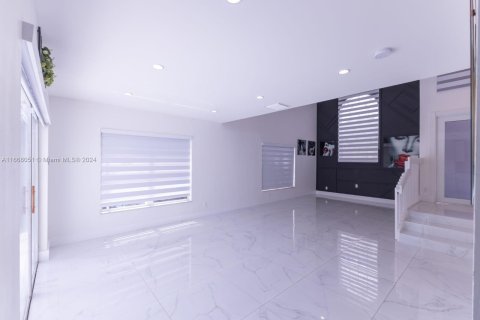 House in Miami, Florida 5 bedrooms, 193.89 sq.m. № 1386277 - photo 4