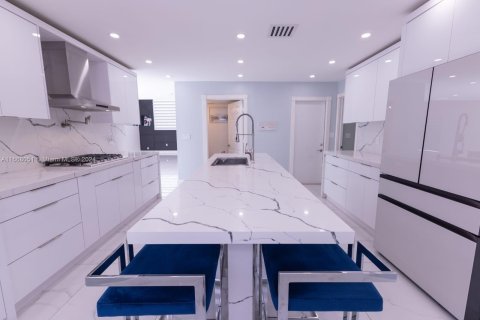 Casa en venta en Miami, Florida, 5 dormitorios, 193.89 m2 № 1386277 - foto 7