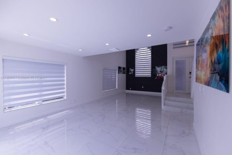 Casa en venta en Miami, Florida, 5 dormitorios, 193.89 m2 № 1386277 - foto 3