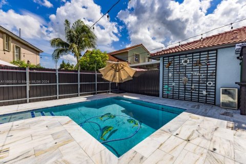 Casa en venta en Miami, Florida, 5 dormitorios, 193.89 m2 № 1386277 - foto 1