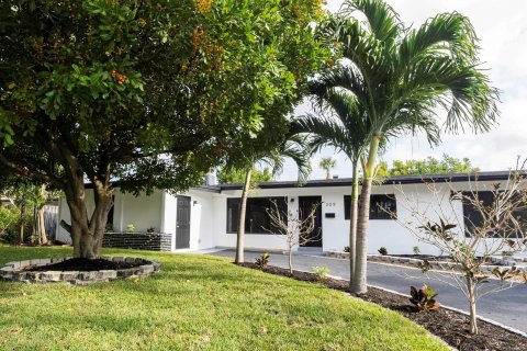 House in Wilton Manors, Florida 4 bedrooms, 159.98 sq.m. № 1174916 - photo 1