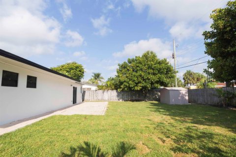 House in Wilton Manors, Florida 4 bedrooms, 159.98 sq.m. № 1174916 - photo 3