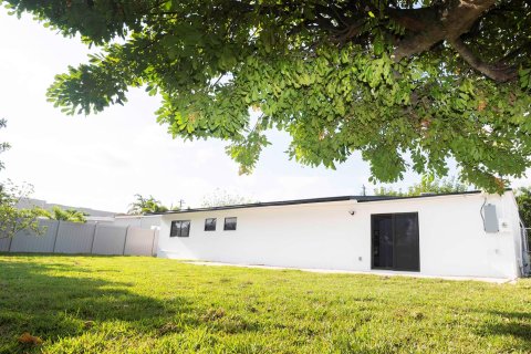 House in Wilton Manors, Florida 4 bedrooms, 159.98 sq.m. № 1174916 - photo 2