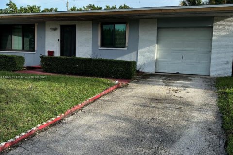 House in Miami, Florida 3 bedrooms, 183.95 sq.m. № 1328083 - photo 1