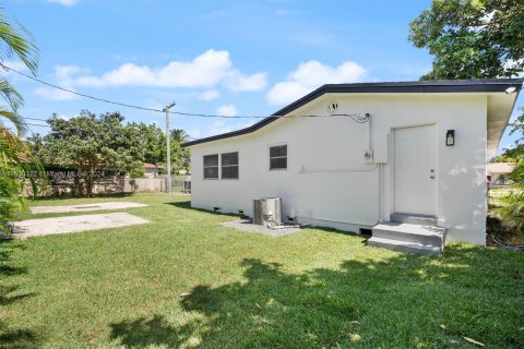 House in Hollywood, Florida 4 bedrooms, 181.62 sq.m. № 1348344 - photo 23