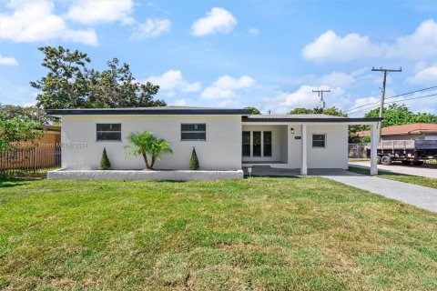 House in Hollywood, Florida 4 bedrooms, 181.62 sq.m. № 1348344 - photo 2