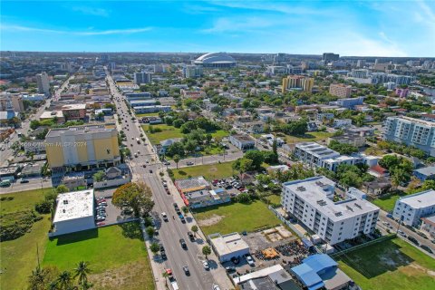 Propiedad comercial en venta en Miami, Florida № 1377240 - foto 9