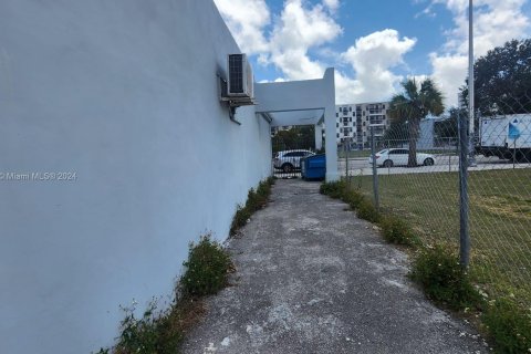 Propiedad comercial en venta en Miami, Florida № 1377240 - foto 14