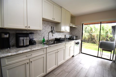 Townhouse in Lake Worth, Florida 2 bedrooms, 94.2 sq.m. № 1155698 - photo 8