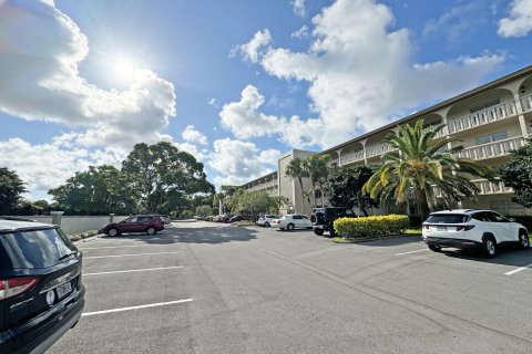 Condo in Coconut Creek, Florida, 2 bedrooms  № 1185475 - photo 1