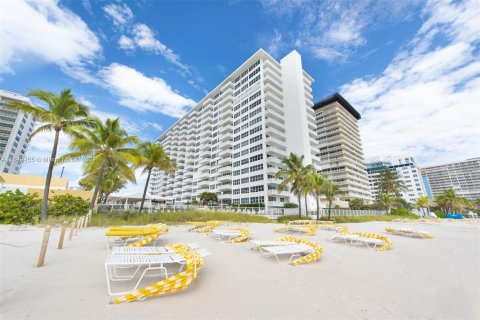 Condo in Fort Lauderdale, Florida, 2 bedrooms  № 1345423 - photo 20