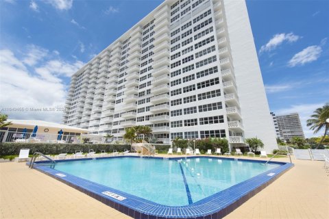 Condo in Fort Lauderdale, Florida, 2 bedrooms  № 1345423 - photo 17