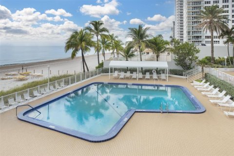 Condo in Fort Lauderdale, Florida, 2 bedrooms  № 1345423 - photo 16