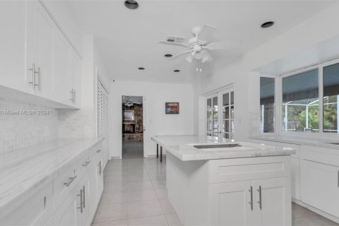 House in Palmetto Bay, Florida 6 bedrooms, 269.23 sq.m. № 961332 - photo 15