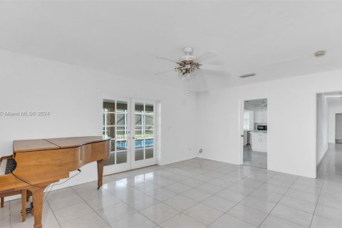 House in Palmetto Bay, Florida 6 bedrooms, 269.23 sq.m. № 961332 - photo 11