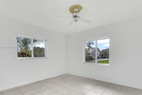 House in Palmetto Bay, Florida 6 bedrooms, 269.23 sq.m. № 961332 - photo 17