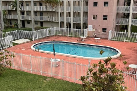 Condo in Lauderhill, Florida, 2 bedrooms  № 1133162 - photo 10