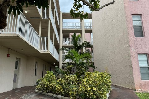 Copropriété à vendre à Lauderhill, Floride: 2 chambres, 89.09 m2 № 1133162 - photo 1