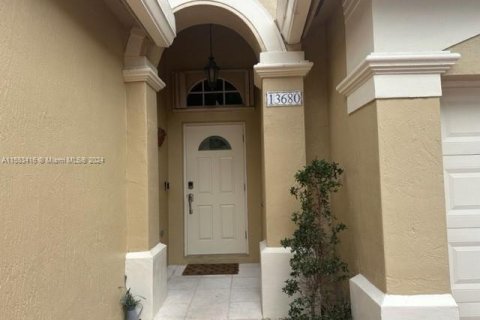 House in Miramar, Florida 3 bedrooms, 143.26 sq.m. № 1168333 - photo 2