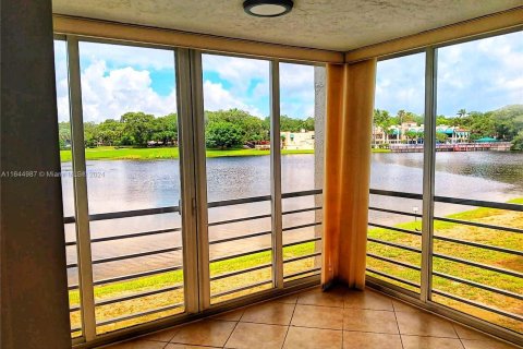 Copropriété à vendre à Davie, Floride: 2 chambres, 90.12 m2 № 1327905 - photo 2