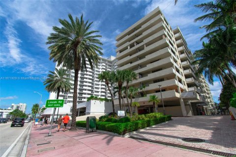 Condo in Miami Beach, Florida, 2 bedrooms  № 1421840 - photo 3