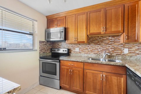 Condominio en venta en Pompano Beach, Florida, 1 dormitorio, 75.25 m2 № 1000008 - foto 3