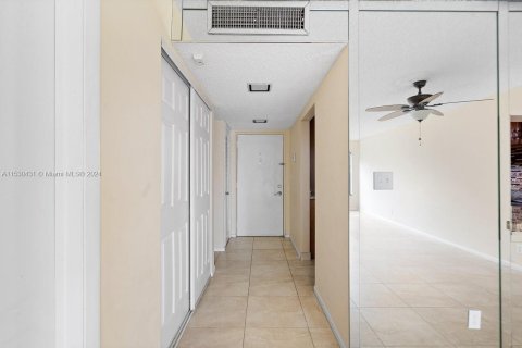 Condominio en venta en Pompano Beach, Florida, 1 dormitorio, 75.25 m2 № 1000008 - foto 2