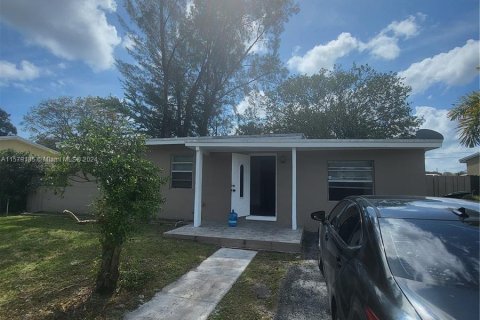 House in Fort Lauderdale, Florida 2 bedrooms, 91.42 sq.m. № 1153403 - photo 1