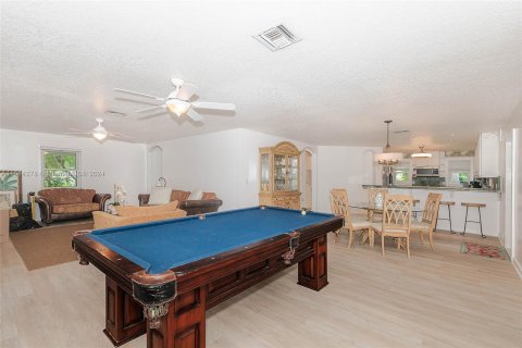 House in Davie, Florida 4 bedrooms, 272.76 sq.m. № 1421740 - photo 6